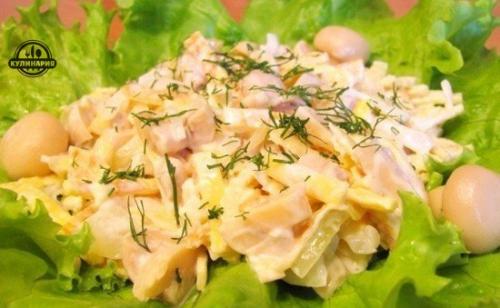 Салат с курицей и омлетом.