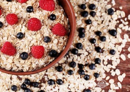 Овсянка по-новому: 5 оригинальных рецептов на завтрак.
