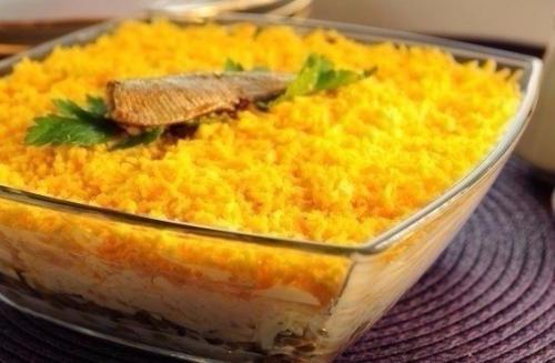 Вкуснейший салат со шпротами.