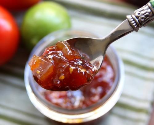 Варенье из зеленых помидор с орехами.