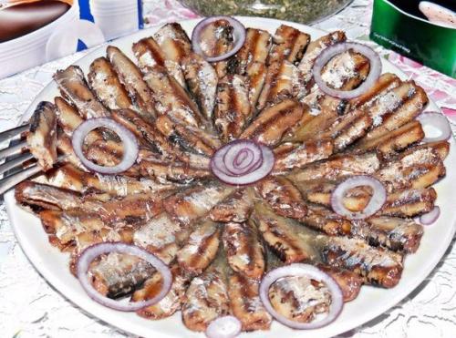 Шпроты по-домашнему из кильки в масле и чае.