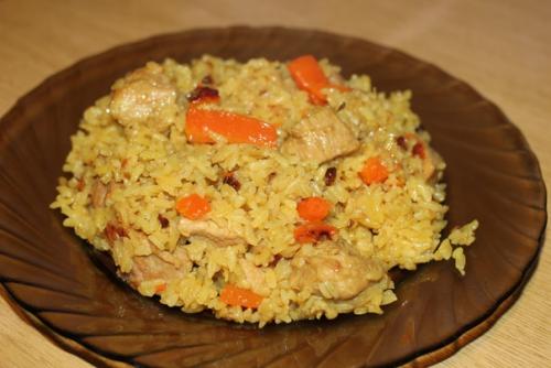 Рассыпчатый плов со свининой.