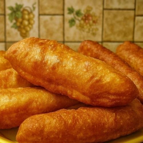 Мне нравятся эти пиpожки за тёплую ностальгию и честный вкус: тесто простое, без молока и яиц, а результат - пышные золотистые 