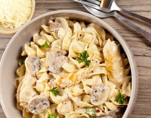 Сливочная паста с шампиньонами и курицей.