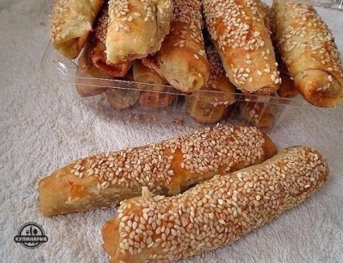 Сырные трубочки с кунжутом.