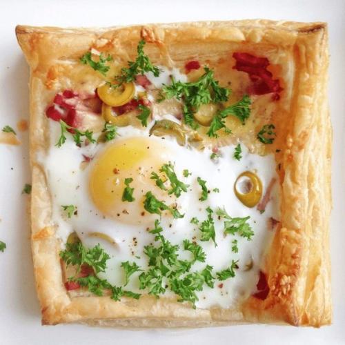 Слойки с яйцом, ветчиной и сыром.