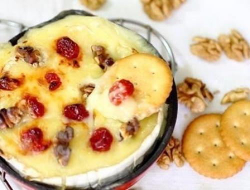 Камамбер с клюквой и орехами.