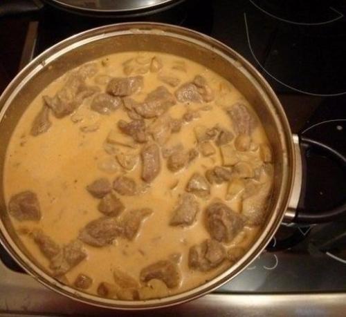 Мясо в сырном соусе?