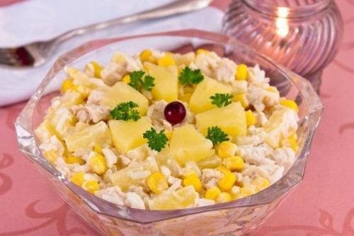 Салат с куриным Филе, рисом и ананасами.