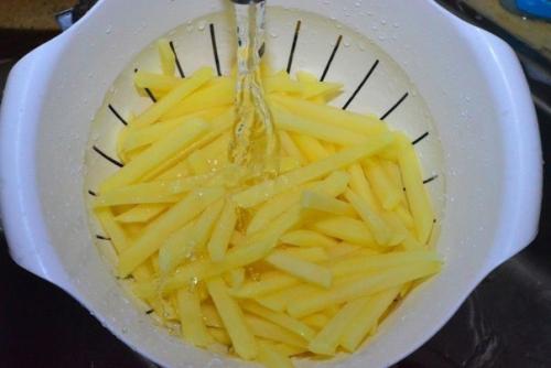 Жареная картошка.  Ингредиенты: 02