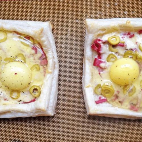 Слойки с яйцом, ветчиной и сыром.