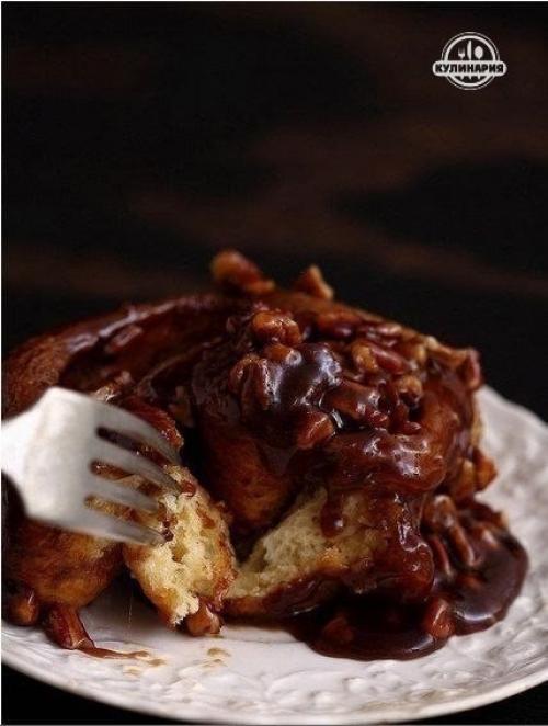 Липкие булочки с корицей и грецкими орехами.