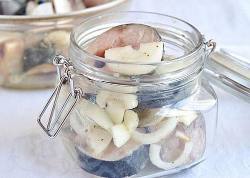 Скумбрия маринованная.   Можно, конечно, купить в супермаркете готовую маринованную скумбрию. 02