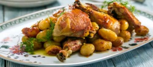 Ароматные куриные окорочка с картошкой.