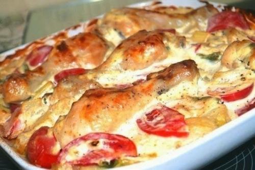 Курица с овощами в сметанном соусе.