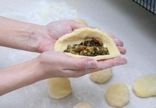 Картофельные пирожки с грибами.