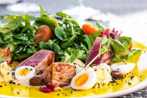 Салат Нисуаз с розовым тунцом.