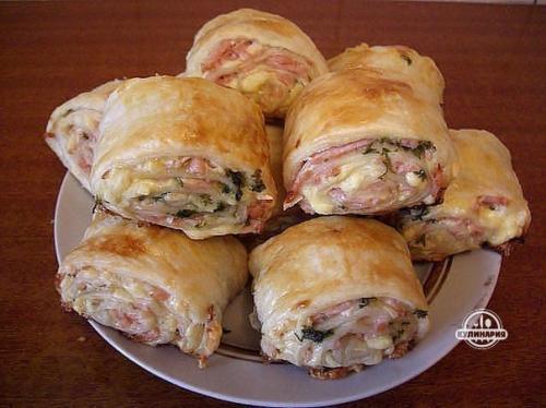 Рулетики с колбаской и сыром.