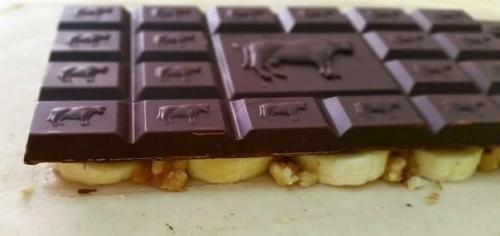 Дрожжевая косичка с целой плиткой шоколада и халвой / бананами и орехами. 06