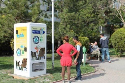 В некоторых странах на улицах появились автоматы для кормления животных. 03