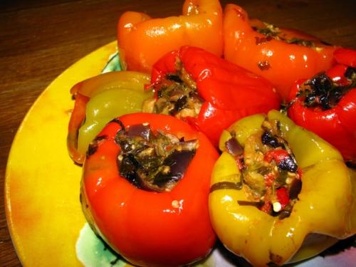 Перец, фаршированный баклажанами на зиму.