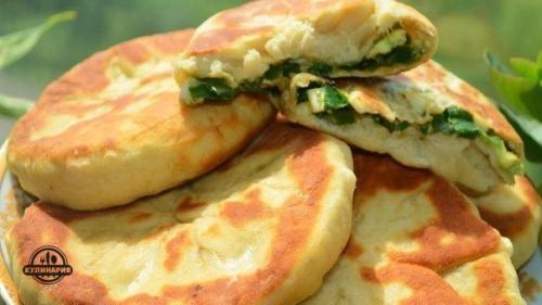 Пирожки с зеленым луком и яйцом.