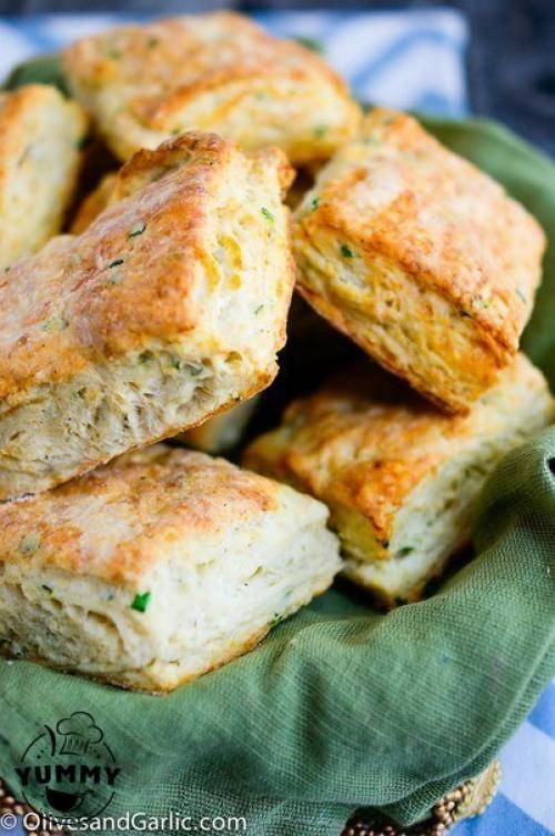 Печенье с сыром и луком.