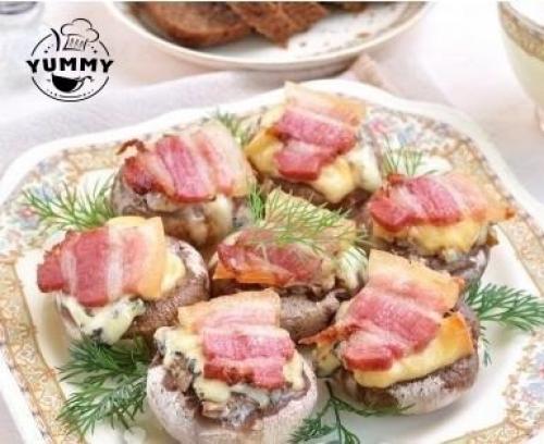 Грибы, запеченные с голубым сыром и беконом.