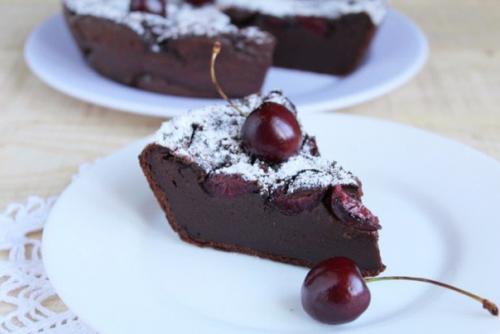 Шоколадный клафути с черешней.
