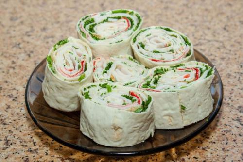 Рецепт рулет из лаваша с семгой, плавленным сыром, огурцом и зеленью.