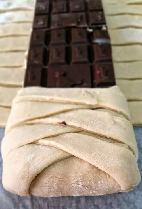 Дрожжевая косичка с целой плиткой шоколада и халвой / бананами и орехами. 08