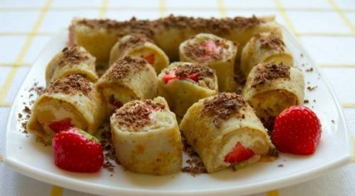 Лёгкие сладкие роллы с творожно - фруктовой начинкой.