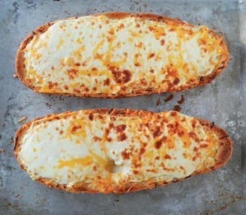 Чесночный хлеб с сыром.