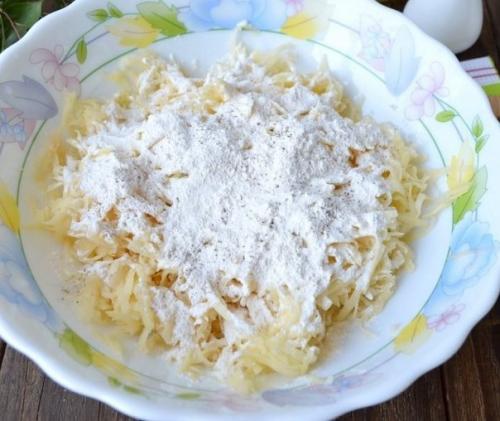 Драники. Ингредиенты: Крупный картофель - 5 шт. 02 Драники. Ингредиенты: Крупный картофель - 5 шт. 02