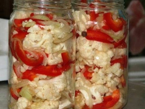 Маринованный болгарский перец с цветной капустой.