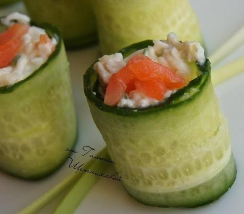 Закуска.  Огурцы порезать на тонкие полоски ( я нарезала овощечисткой).