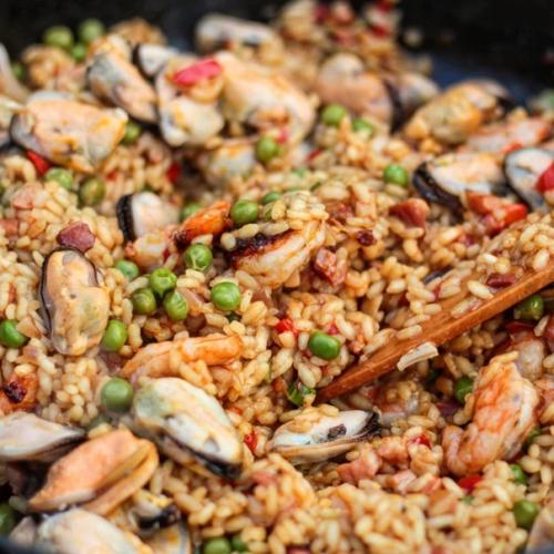 Паэлья с морепродуктами в голландской печи на гриле. 01