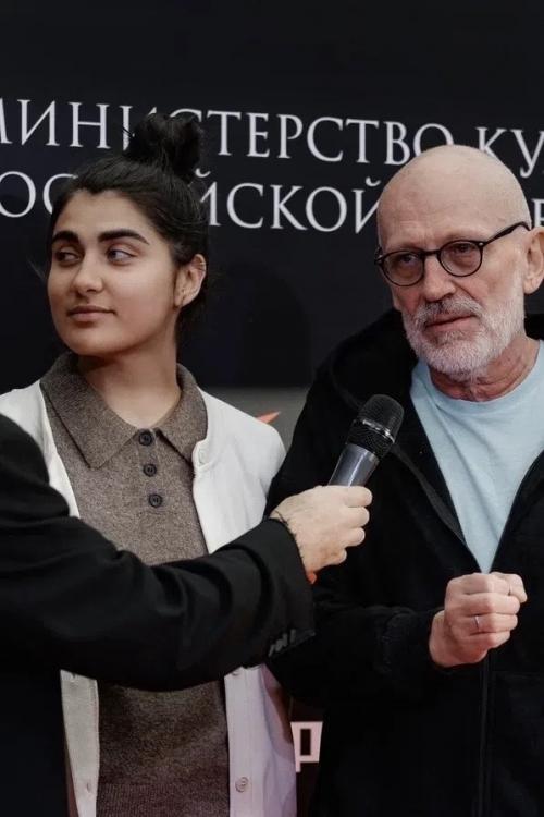 Александр Гордон в СВЕТ с 24-летней женой вышел.

