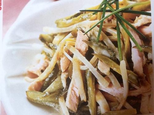 Салат с копченой курицей.