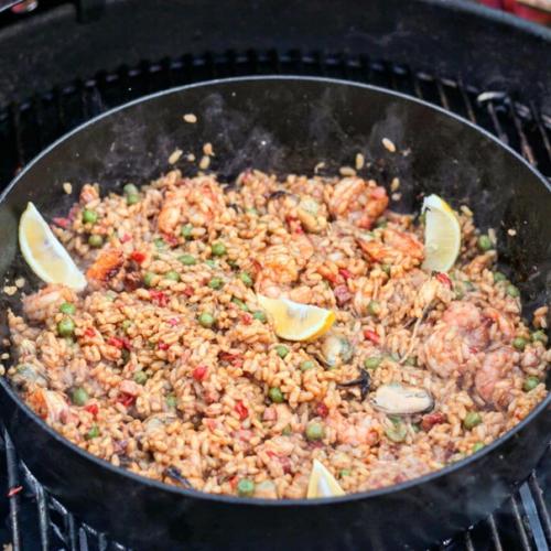 Паэлья с морепродуктами в голландской печи на гриле.