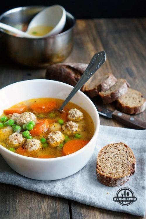 Прозрачный суп с фрикадельками.