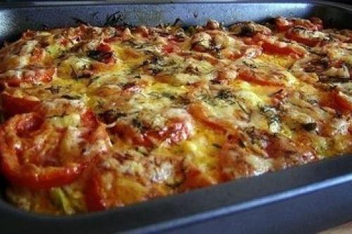 Запеканка из кабачков с фаршем и помидорами.


