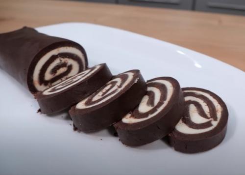 Очень вкусный рулет к чаю за 5 минут. Очень вкусный рулет к чаю за 5 минут.