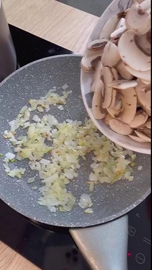 Куриный супчик с грибами и плавленым сыром. 01