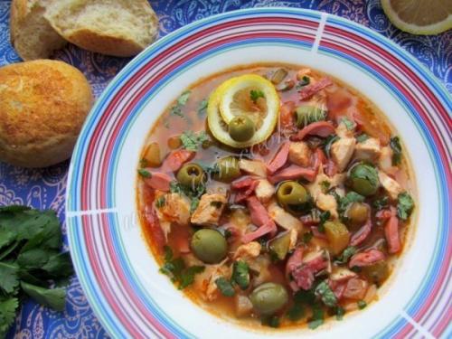 Солянка с колбасой и курицей.

