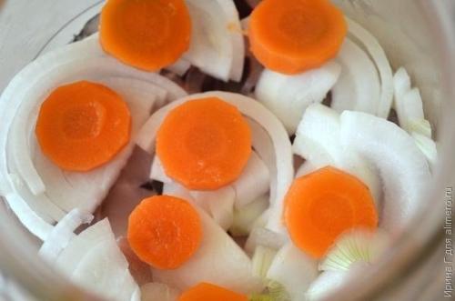 Маринованная скумбрия с луком и морковью. 05