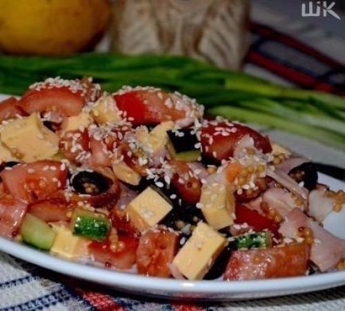 Вкуснейший салат с курицей.