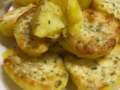 Гостям на горячее этот Праздничный Картофель подала. Гостям на горячее этот Праздничный Картофель подала.