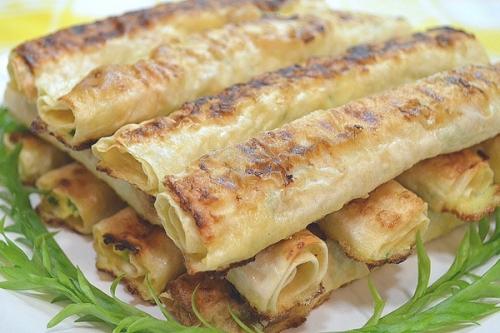 Жареный лаваш с сырной начинкой.

