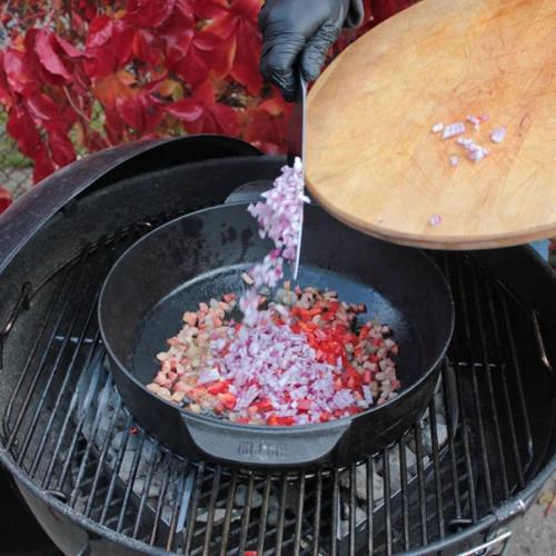 Паэлья с морепродуктами в голландской печи на гриле. 06